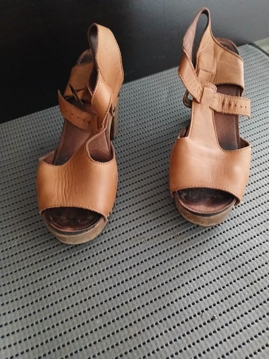 Vários sapatos número 35