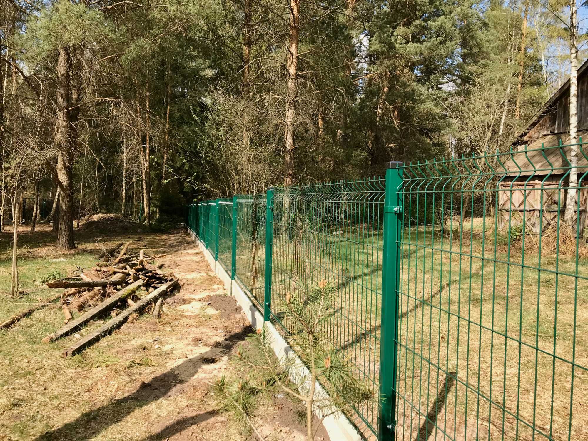 Zielone ogrodzenie z siatki panela 3d podmurówka słupek dostawa  mont.