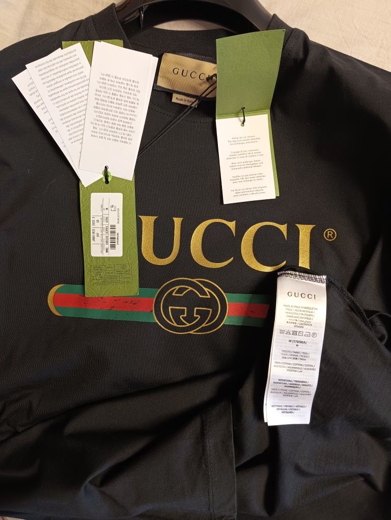 Klasyczna koszulka Gucci. Złoty napis.
