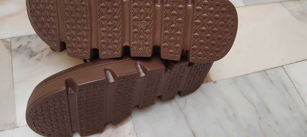 Botas castanhas com atacadores