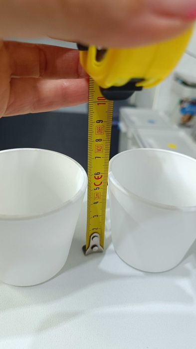 Vasos brancos pequenos