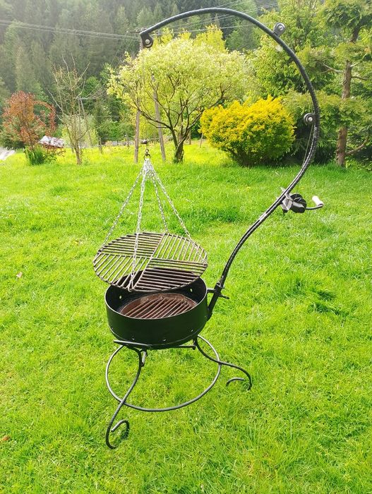 Gril ogrodowy z paleniskiem