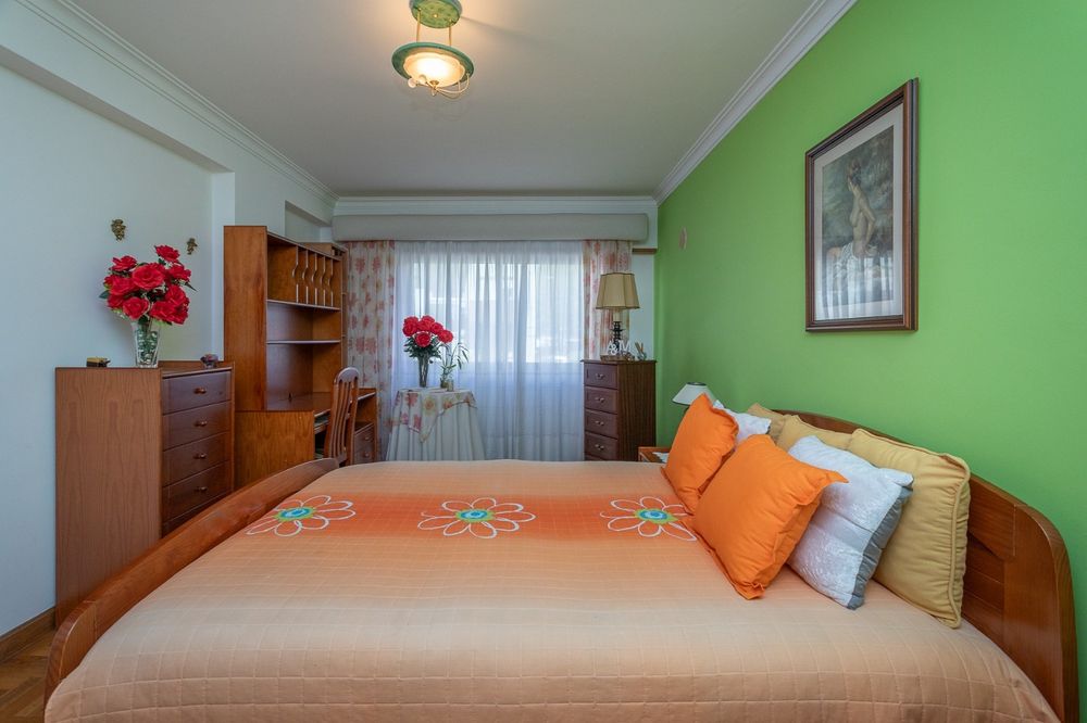 Quarto de casal com cama sem colchão