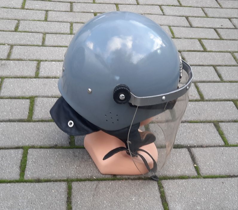 Kask milicyjny kask z przyłbicą milicjant zomo mo prl milicja kask