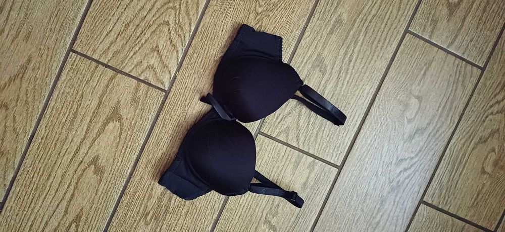 Czarny biustonosz Han w r. 36/80A