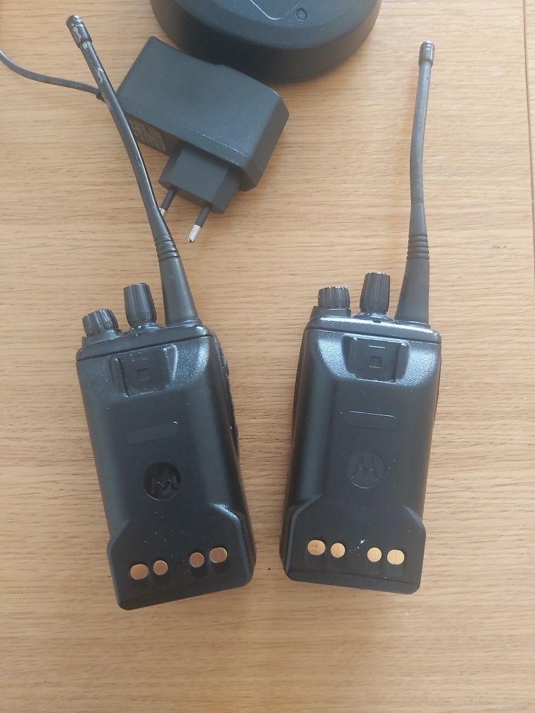 Motorola VX-451 krótkofalówki radiotelefon UKF 2 sztuki z ładowarką