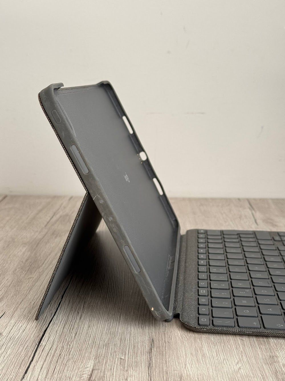 Чохол-клавіатура Logitech Combo Touch для iPad Pro 11 дюймів