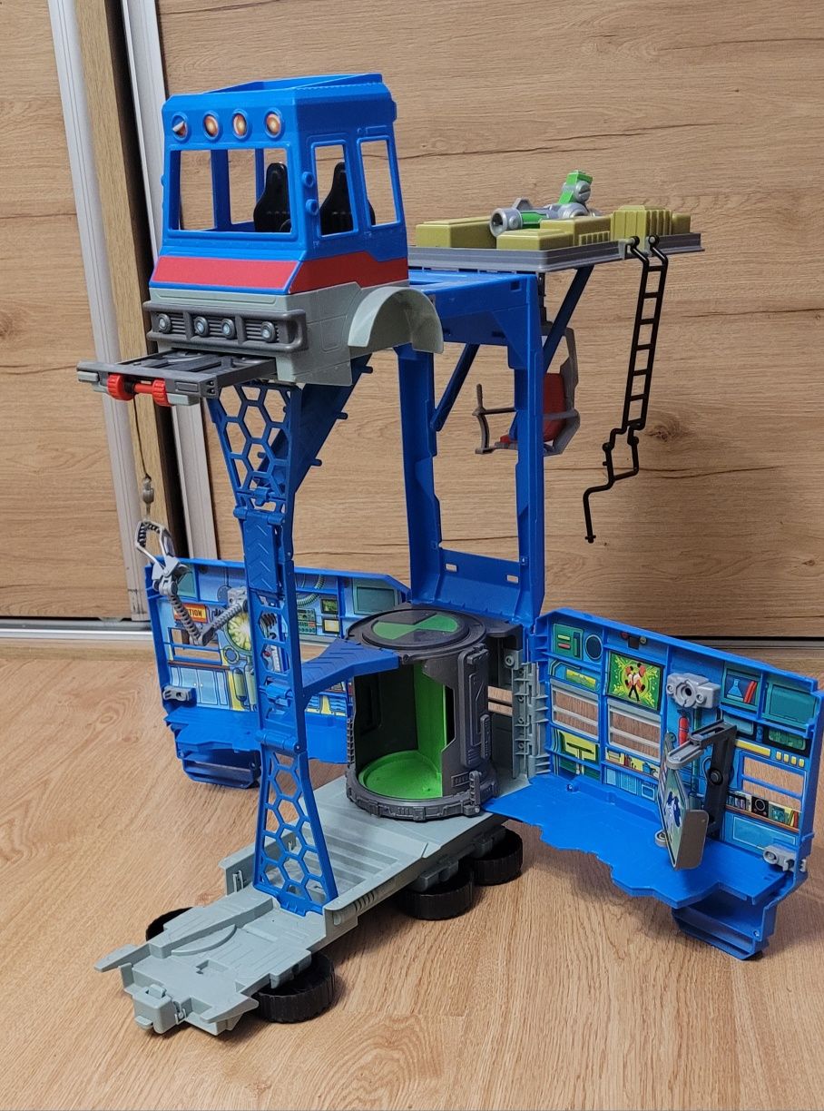 Auto camper z bajki Ben 10 Gruchot plus dwie postacie i karty