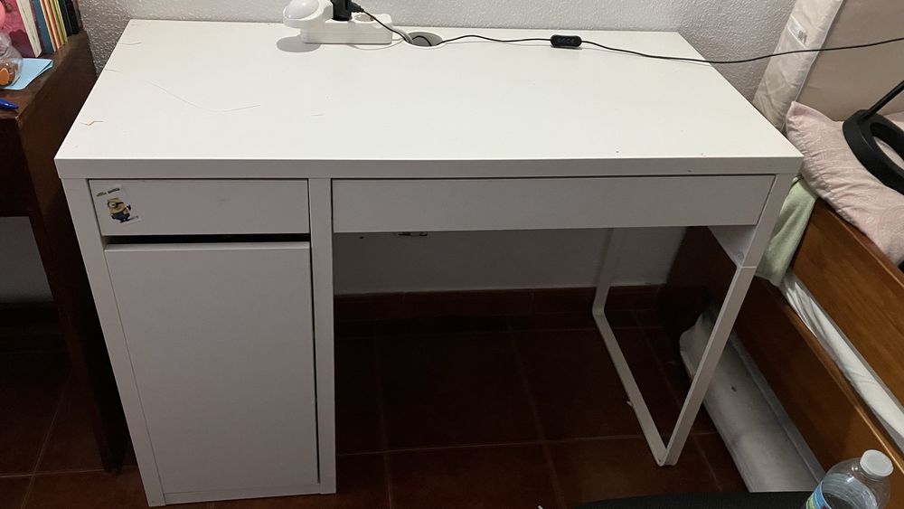 Mesa de trabalho escrivaninha com pequenos arranhões na parte de cima