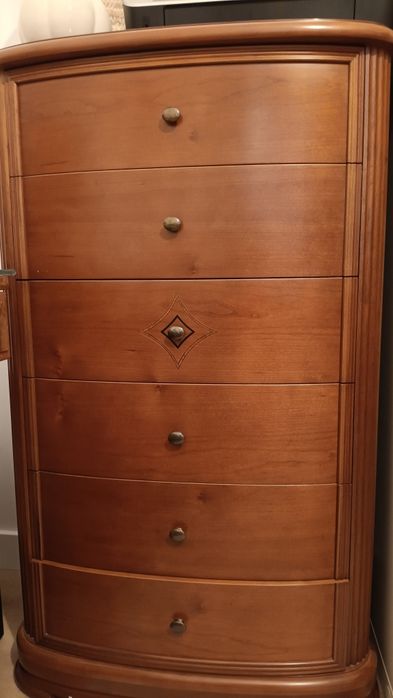 Móvel de madeira camiseiro