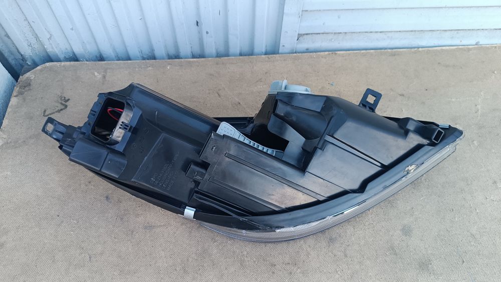 Vendo farol esquerdo de Mitsubishi Colt ano 2004/08