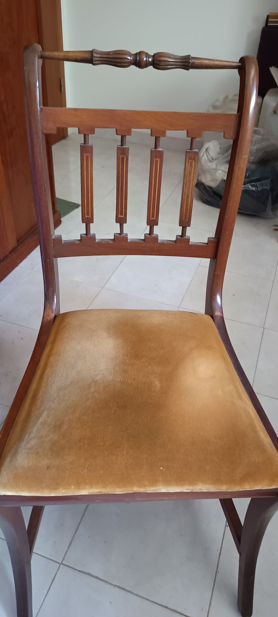 Cadeira de madeira com assento estofado