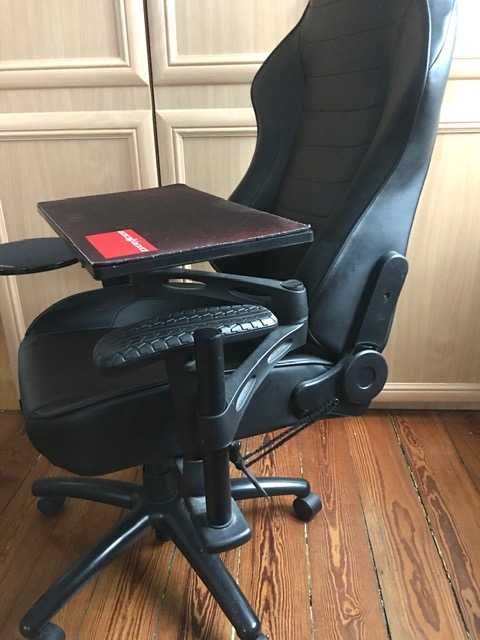 Fotel gamingowy DXRacer z dodatkami