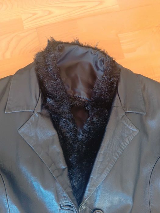 Damski płaszcz skórzany z podpinką i futrzanym kołnierzem