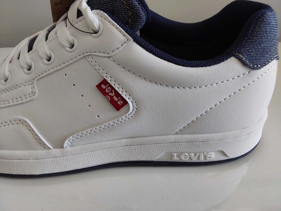 Sapatilhas Brancas Levi's.