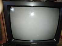 TV Sanyo + TV Elbe e um rádio + TV Goldstar