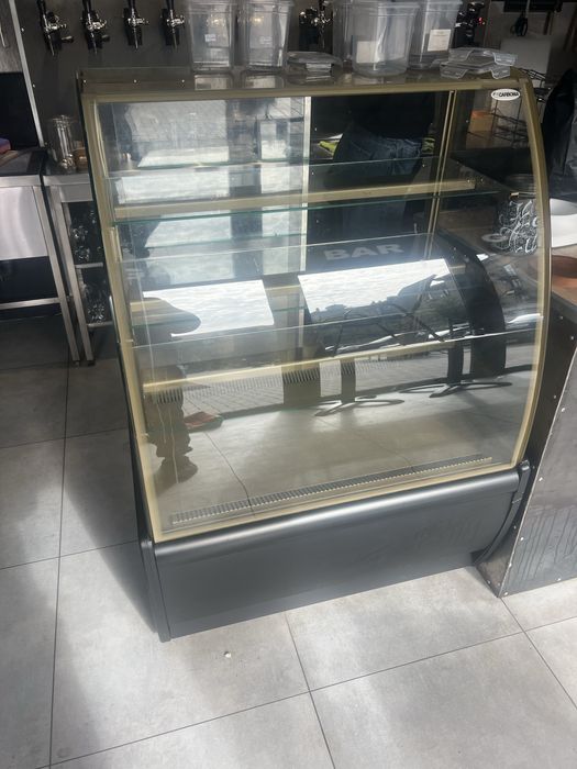 Продам холодильную витрину