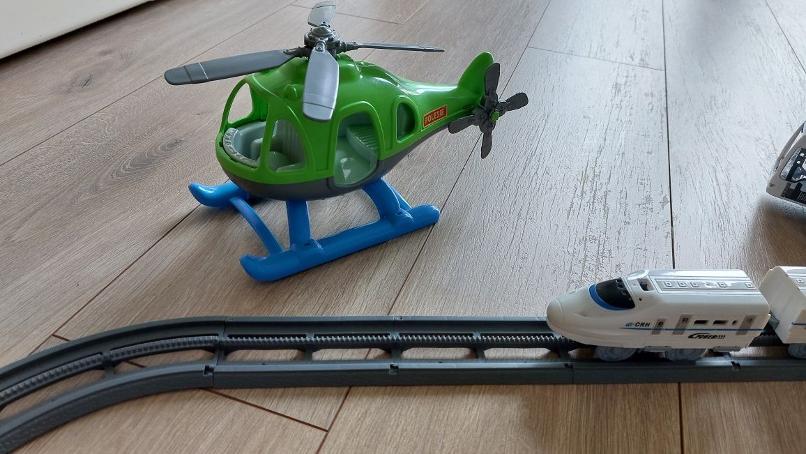 Zestaw zabawek kolejka elektryczna autobus helikopter koparka