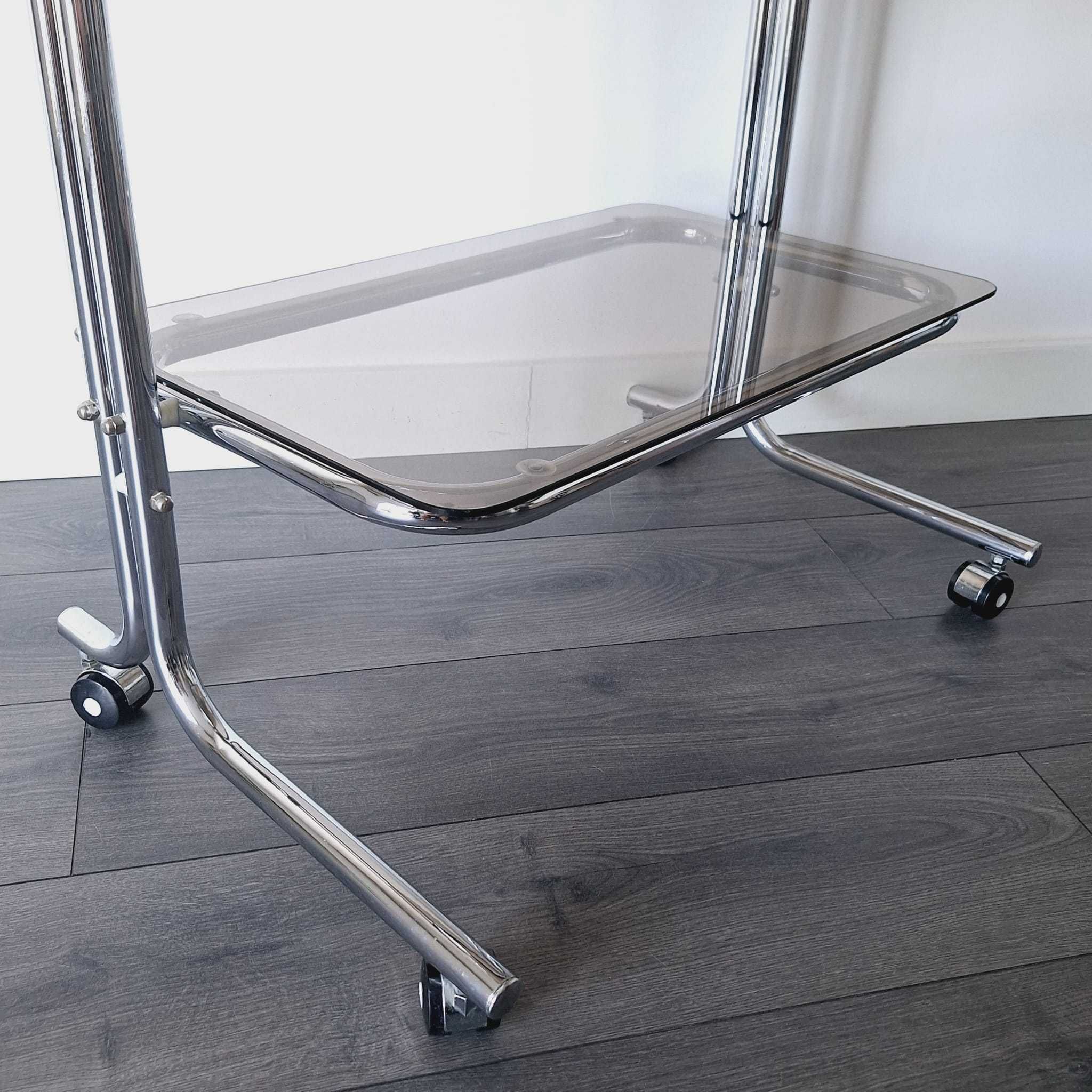 Carrinho de apoio cromado com vidros. Chrome Support Cart with glasses