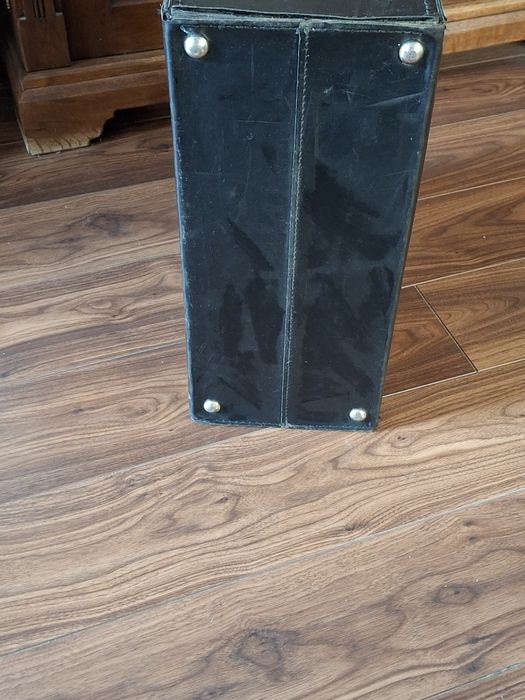 Dyplomatką- neseser  ze skóry