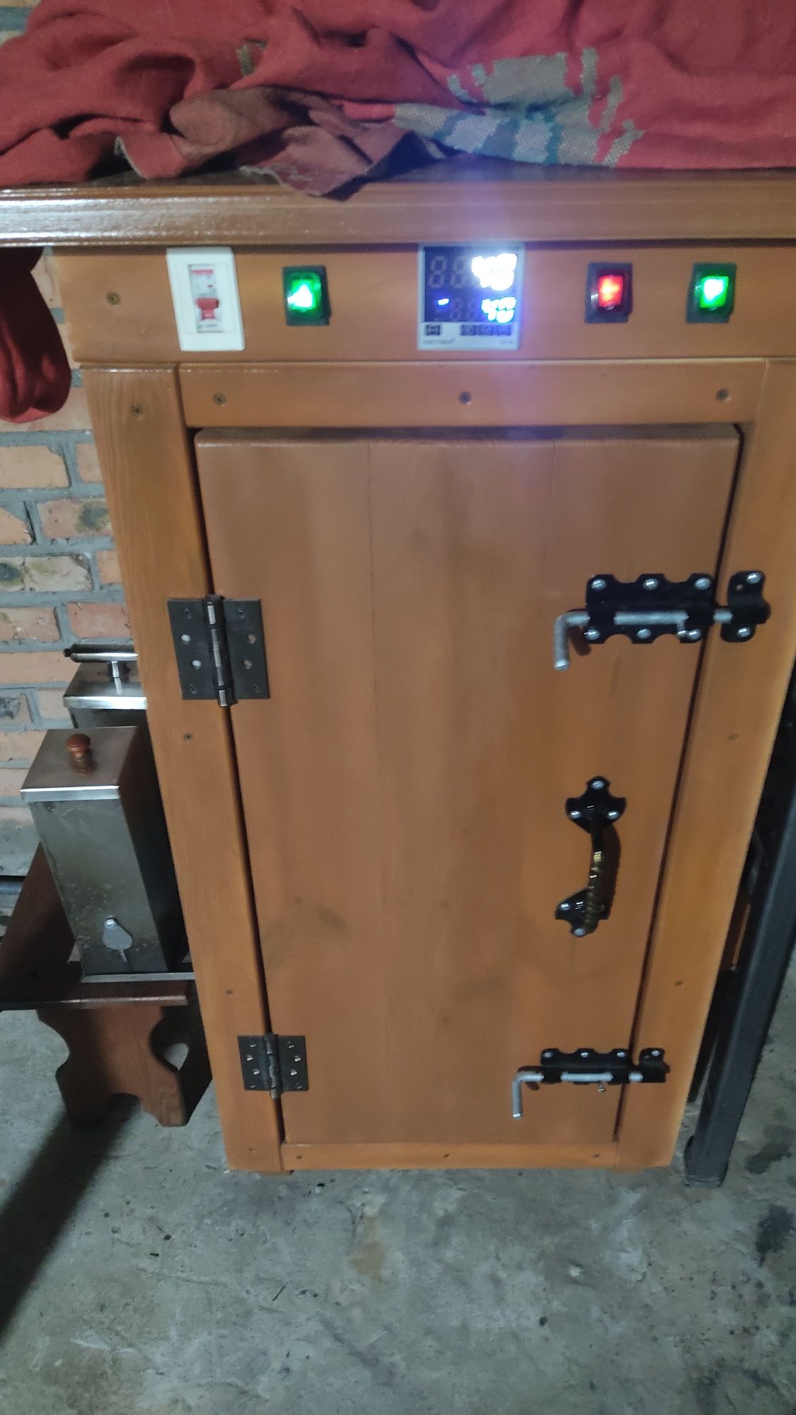 Продам коптильню гарячого і холодного копчення, і сушарка для фруктів