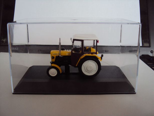 nowy model traktor Ursus C- 330 skala 1/43 w gablotce