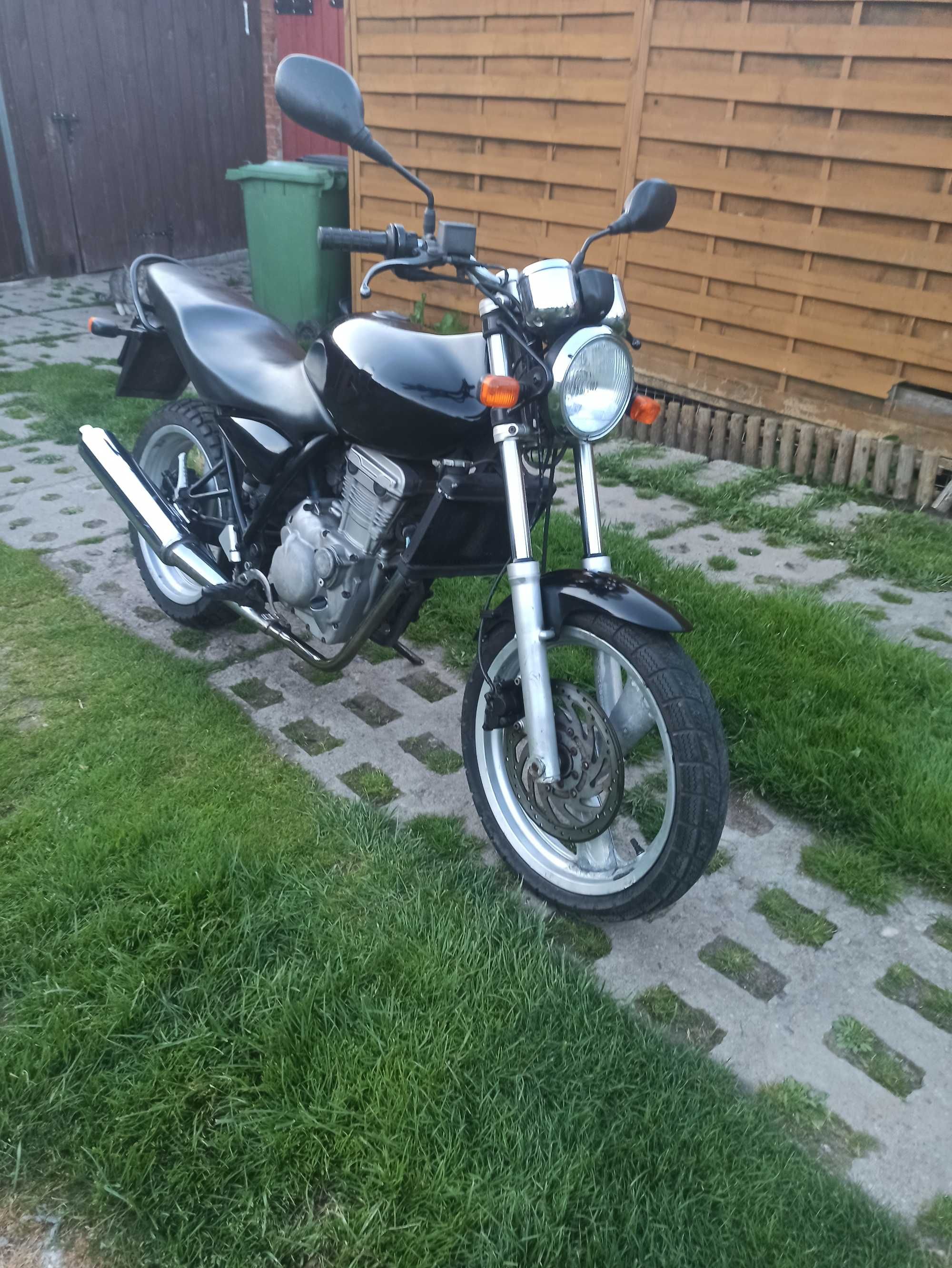 MZ RT 125 4T Pali na dotyk.
