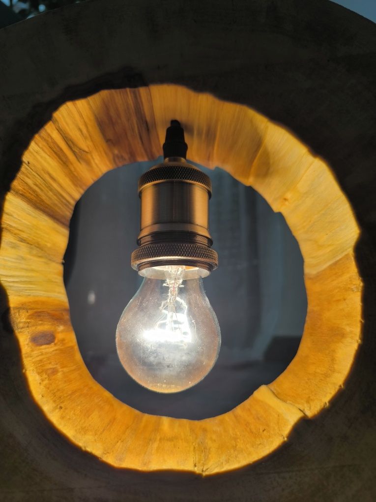 Unikalna Lampa Drewniana – Rękodzieło z Naturalnego Drewna