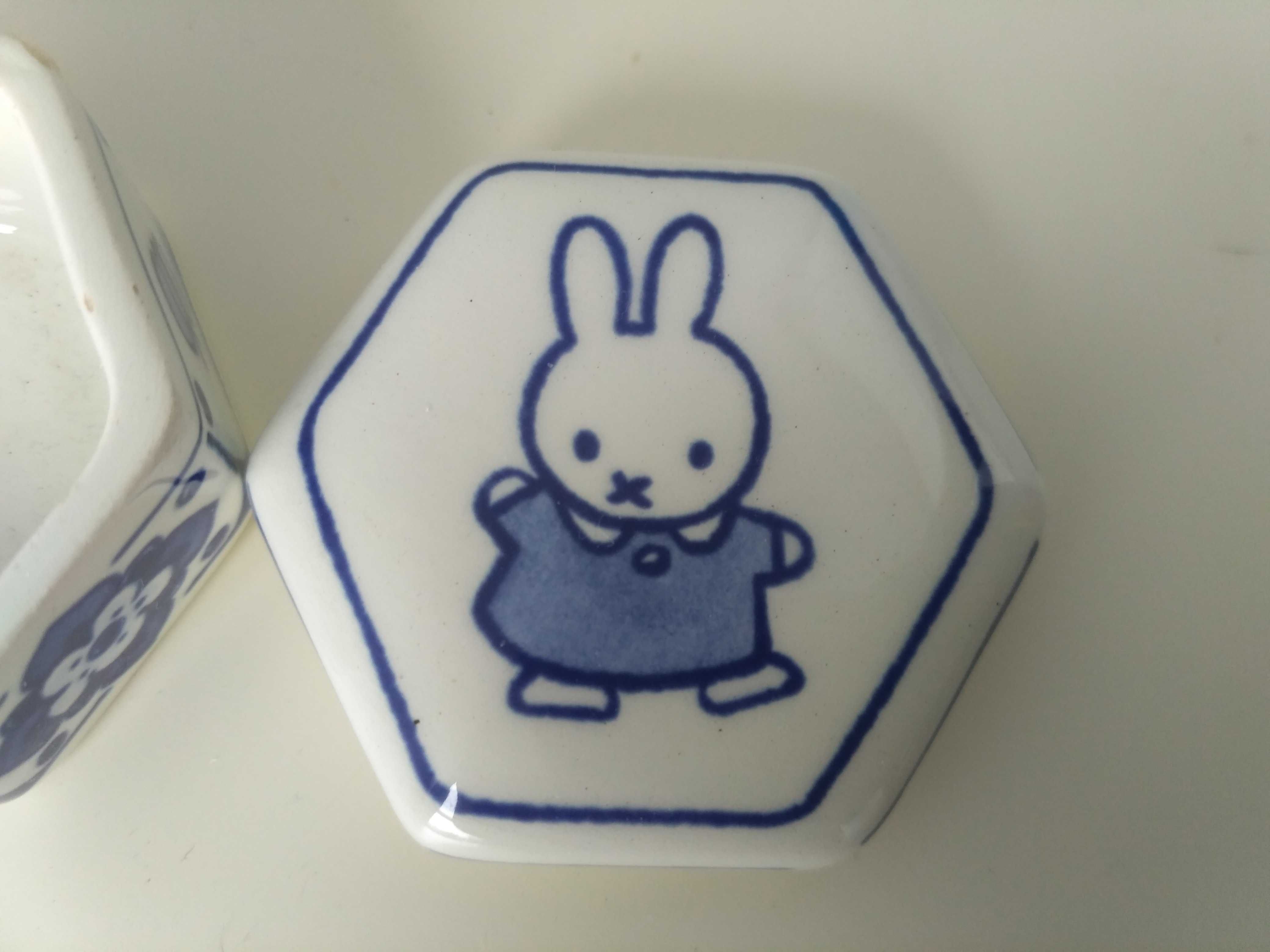 Delft niebieskie pudełko z Miffy. Miffy jest bohaterką książeczek