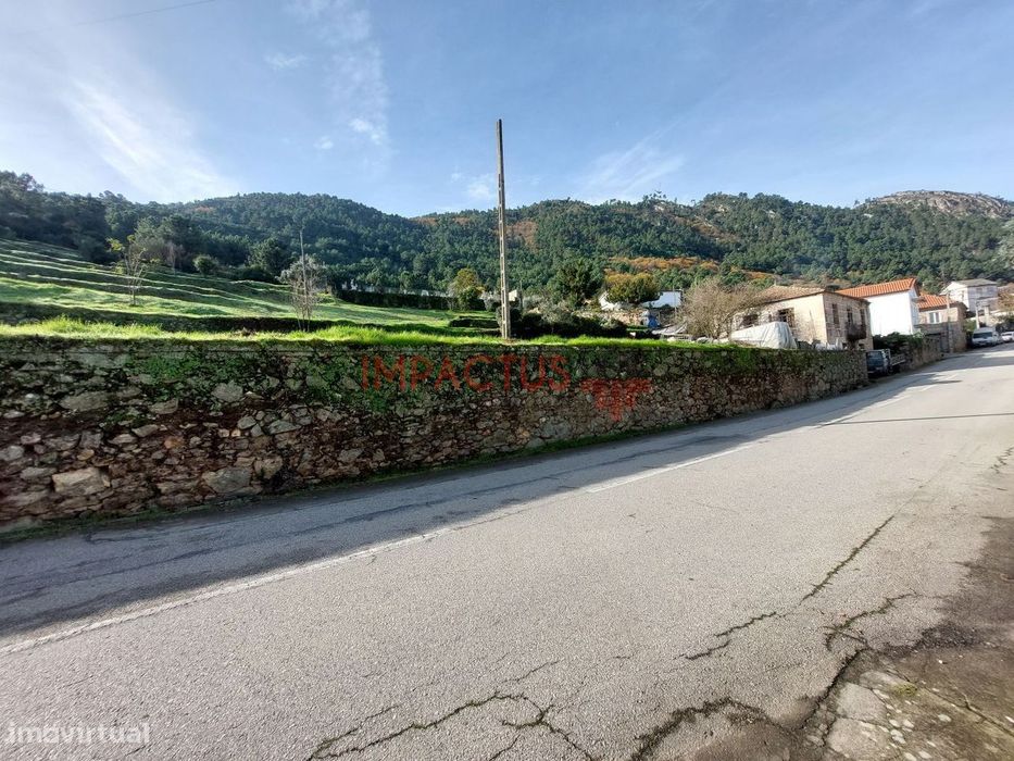 Moradia para restauro em terreno 10 000m2