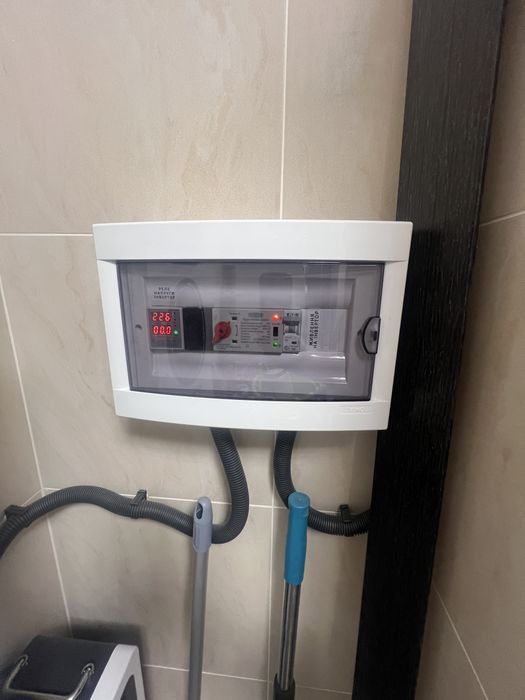 Монтаж установка iнвертора сонячної електростанції  сонячних панелей