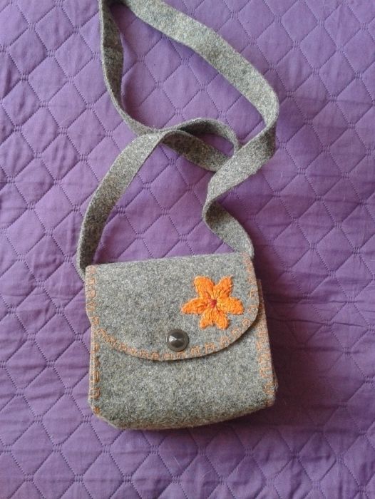 Handmade torebka na ramię filcowa z wyszywanym pomarańczowym kwiatem