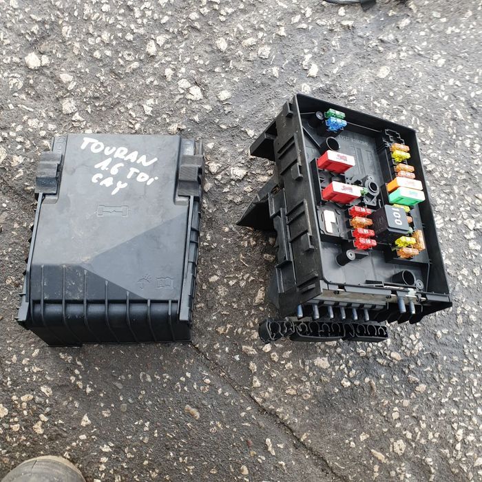 VW TOURAN I 1.6 TDI SKRZYNKA BEZPIECZNIKOW CAY 12R