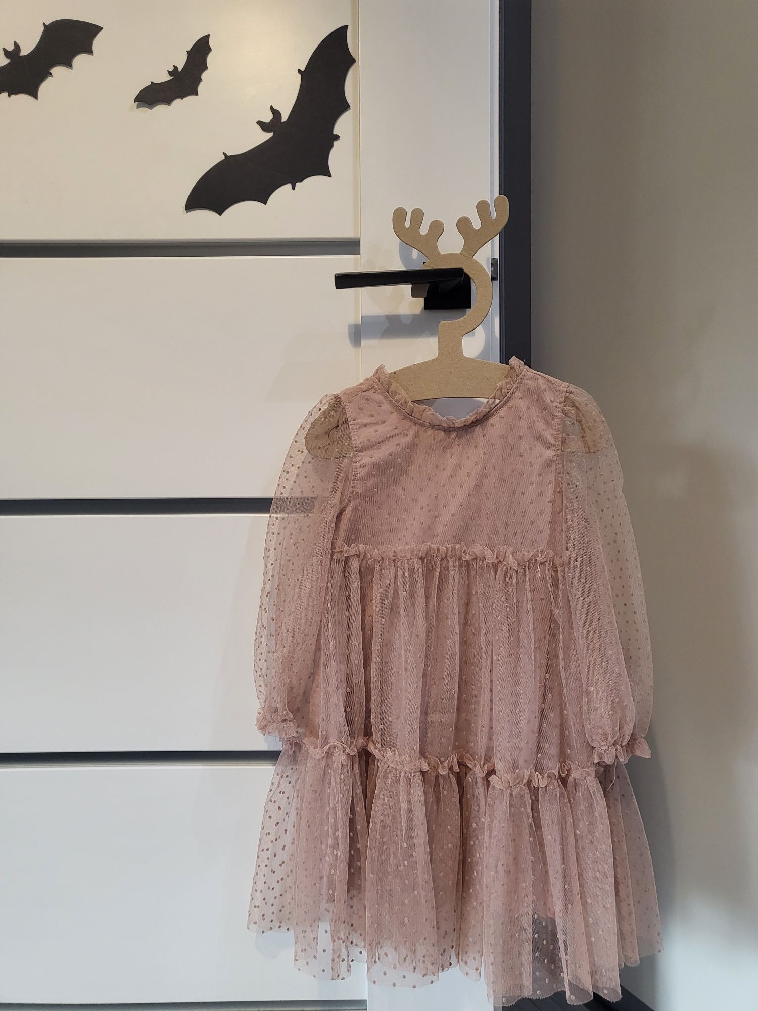 Sukienka różowa koronkowa z falbankami 104