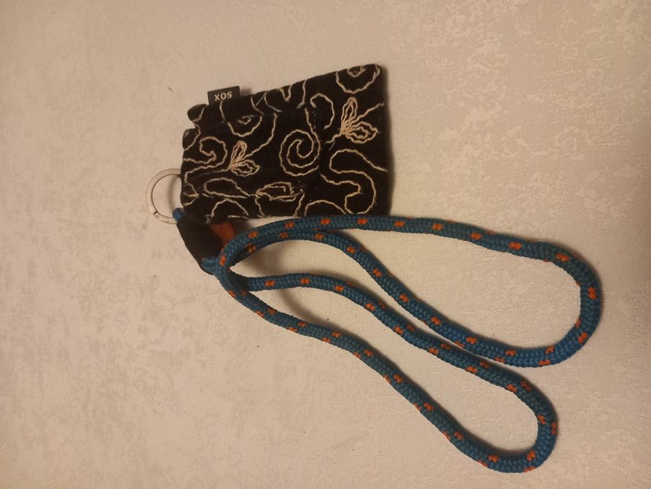 Pokrowiec ma telefon że smyczą do zawieszenia na szyi