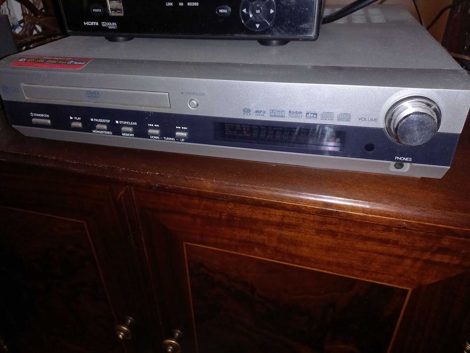 Sistema LG de cinema em casa com 5 colunas