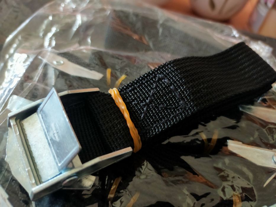 Czarny pasek samozaciskowy, mocowanie roweru