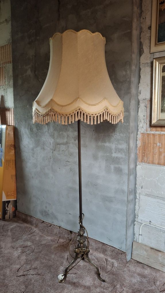 Stara mosiężna lampa podłogowa na giętych nóżkach z abażurem
