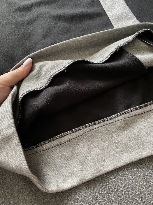 Чорно-сіре.