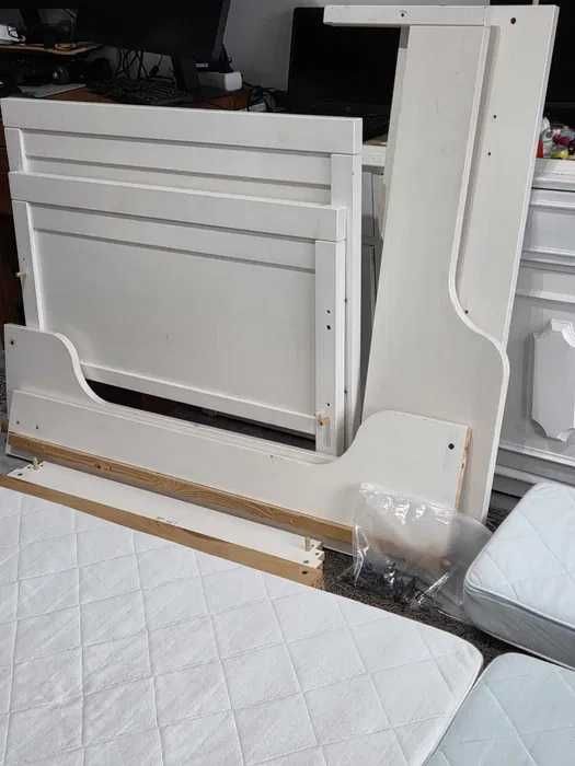 Cama de criança com colchão, semi-nova, em bom estado
