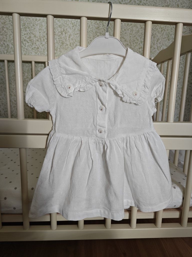 Легка біла сукня з комірцем для дівчинки 74-80
