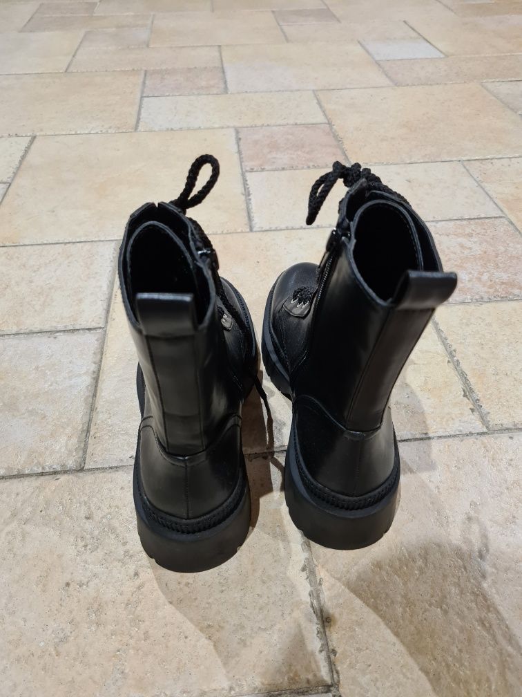 Botas pretas parfois