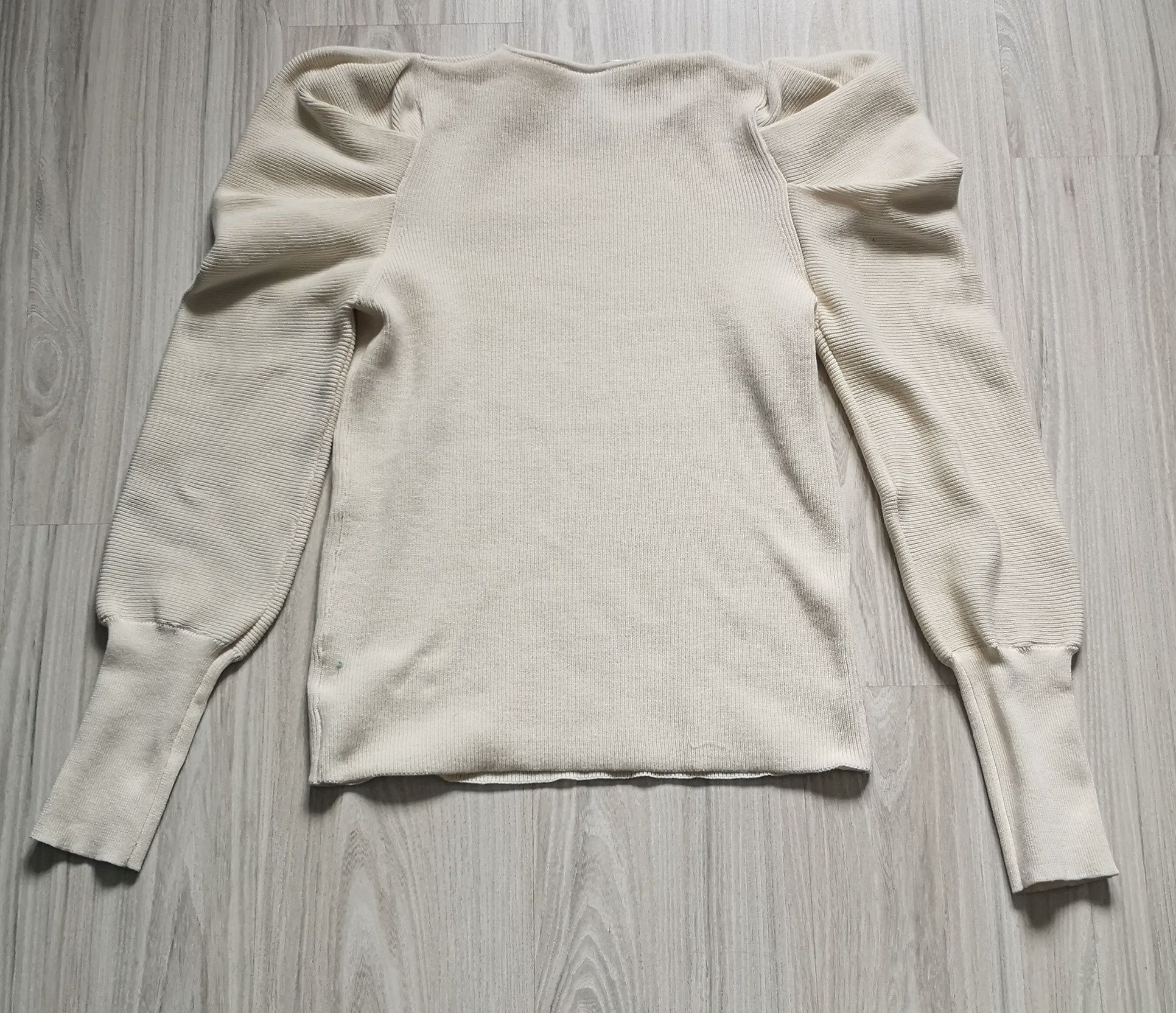 Kremowy damski sweter z bufianiastymi rękawami rozmiar M