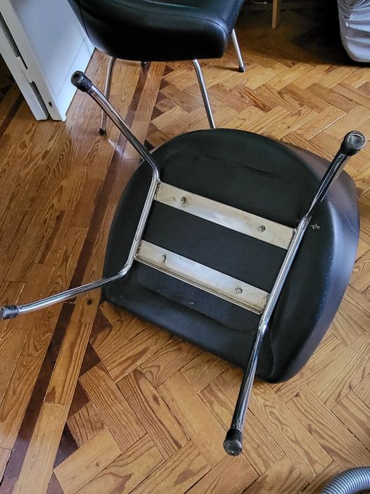 Cadeiras pretas (estilo AIRBORNE)