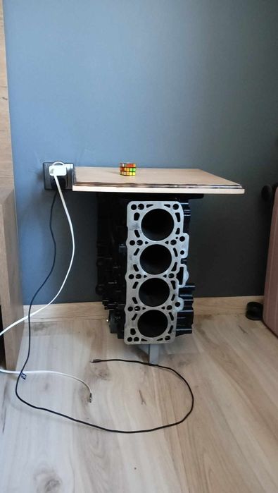 Stolik nocy z bloku silnika