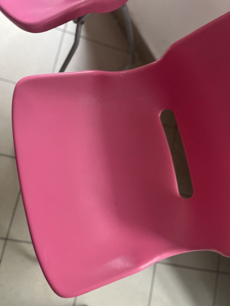 Dwa rózowych krzesła z IKEA