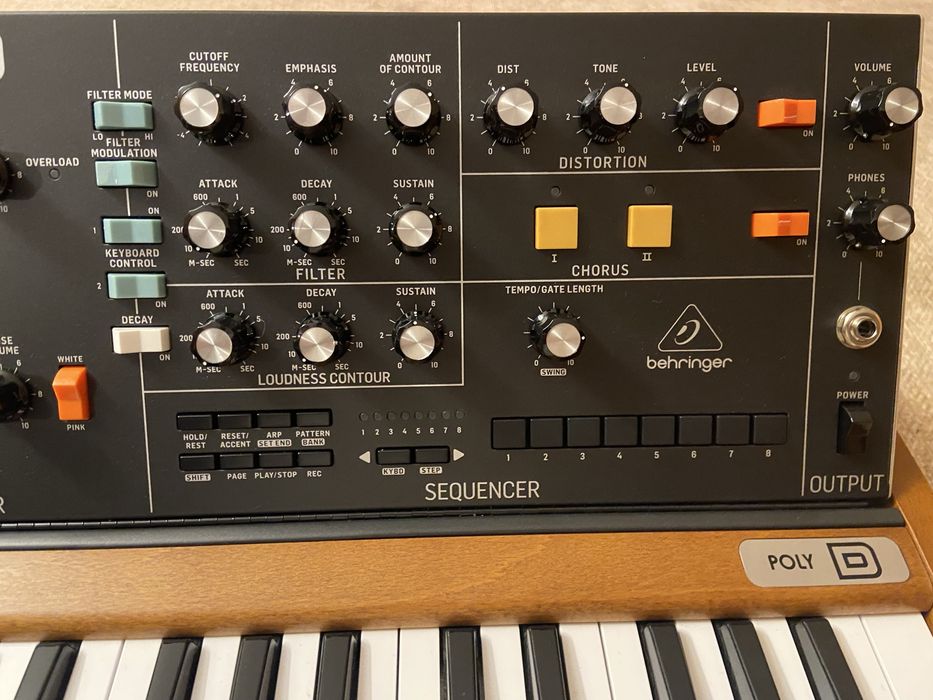 Sintetizador Behringer Poly D