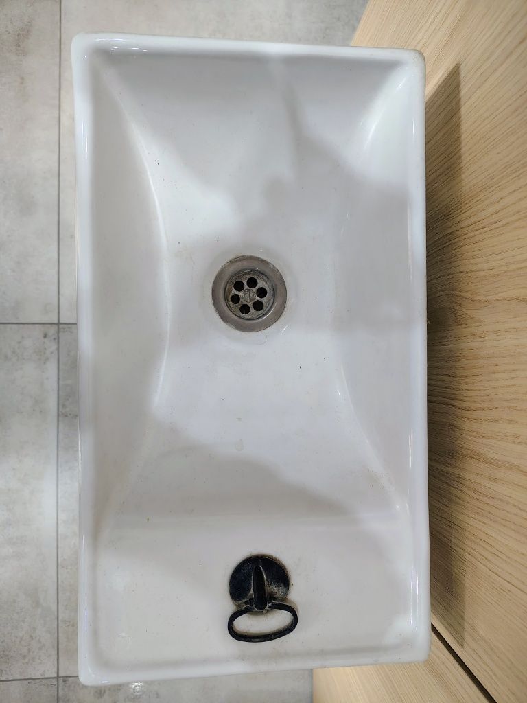Szafka z umywalką WC toaleta