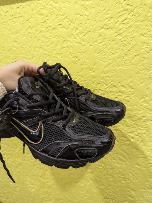 Легкі та зручні кросівки