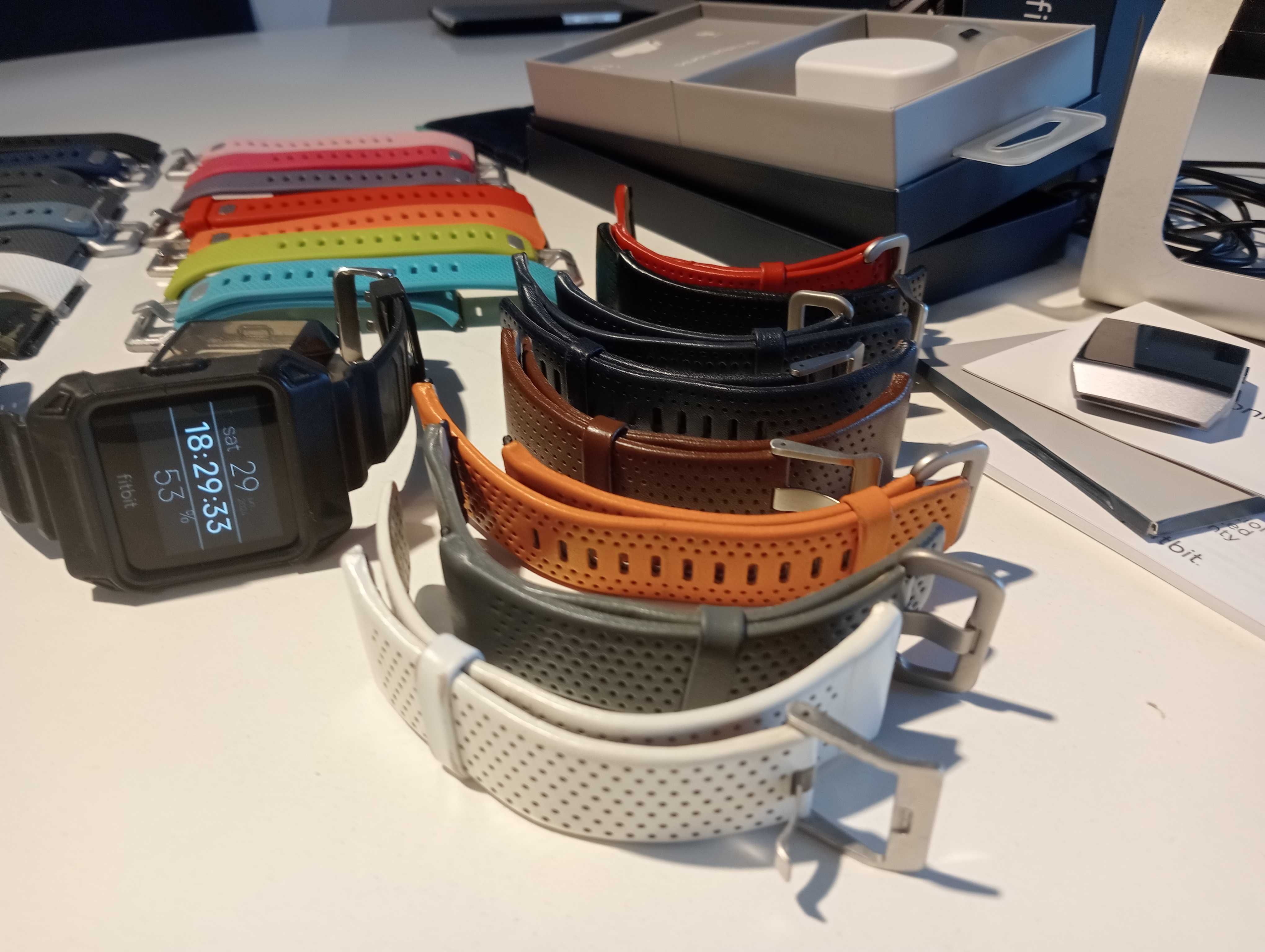 Dwa zegareki Fitbit Ionic +komplet akcesoriów